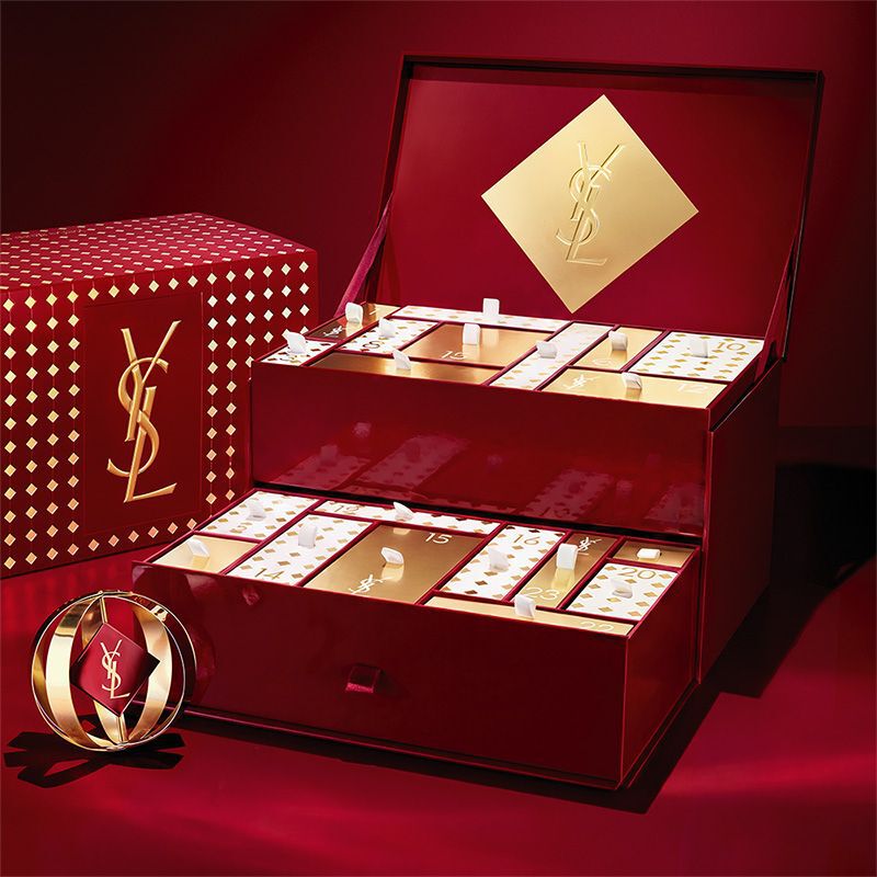 YSL Beauty-Adventskalender mit Kosmetik und Duften in einer rot-goldenen Prasentation.