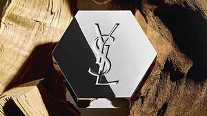 Sechseckiger YSL-Parfumflakon auf Holz.