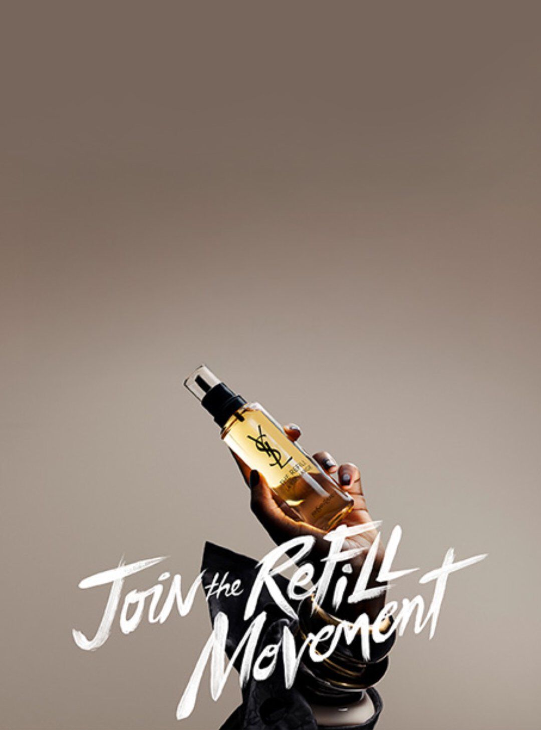 Alt-Text: Eine Anordnung von YSL Schonheitspflegeprodukten in verschiedenen Flaschen, begleitet von einem Text, der "Reduce Our Impact" in einem blauen Herzen zeigt.