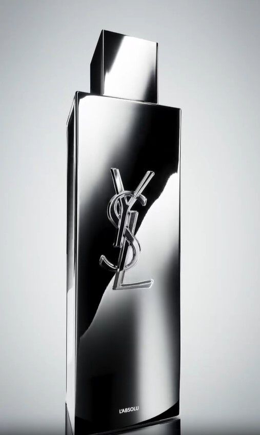 Edler silberner Parfumflakon mit YSL-Logo und der Aufschrift 'L'ABSOLU'.