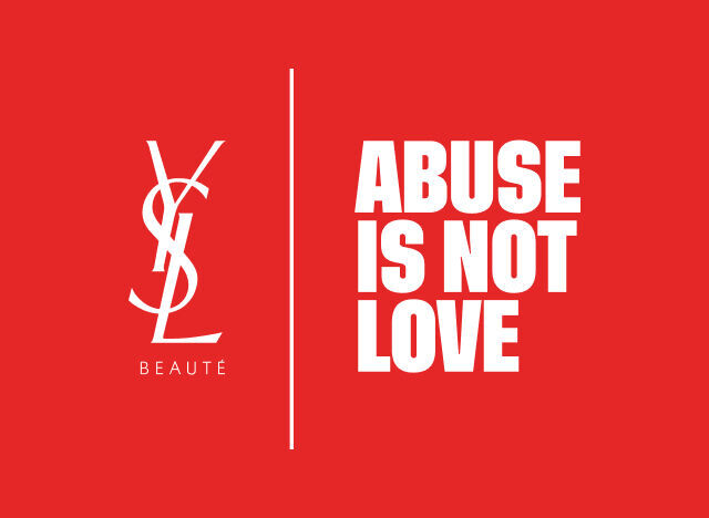 Weißes YSL Beaute Logo und weißer Schriftzug „ABUSE IS NOT LOVE“, getrennt durch eine vertikale Linie, auf leuchtend rotem Hintergrund.