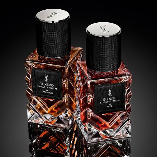 YSL Tuxedo und Blouse Parfums auf schwarzem Hintergrund.