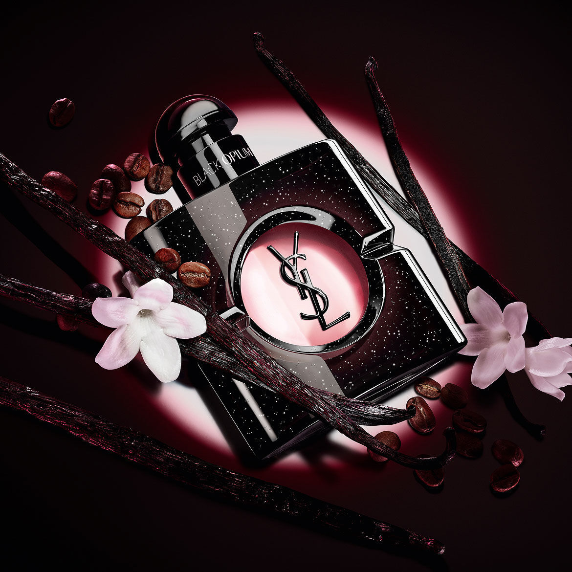 Black Opium Eau de Parfum Flakon mit weißen Jasminbluten, Vanilleschoten und gerosteten Kaffeebohnen.