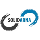 „SOLIDARNA“-Logo mit einem gebursteten schwarz-blauen Unendlichkeitszeichen, in einem weißen Kreis.