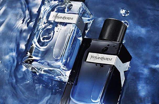 Zwei Parfumflakons im spritzenden Wasser.