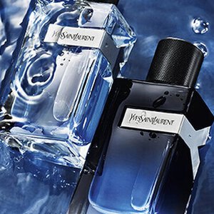 Zwei Parfumflakons im spritzenden Wasser.