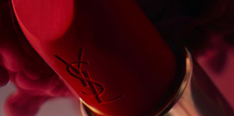 Nahaufnahme eines roten YSL-Lippenstifts.