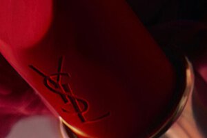 Nahaufnahme eines roten YSL-Lippenstifts.