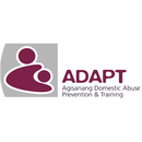 „ADAPT Agisanang Domestic Abuse Prevention & Training“-Logo mit einem Piktogramm von zwei Personen (Mutter und Kind) in Lila auf grauem Hintergrund, in einem weißen Kreis.