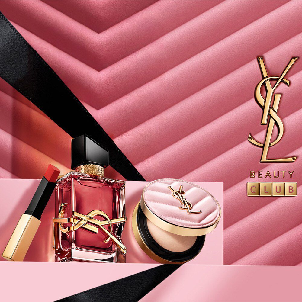 YSL BEAUTY CLUB PRIVATE SALE. Das goldene YSL-Logo und die Aufschrift „PRIVATE SALE“ glitzern im Schnee und versprechen exklusive Privilegien. Eine luxuriose Einladung zu winterlichen Angeboten, reserviert fur unsere Mitglieder. Der Glanz außergewohnlicher Schonheit.​