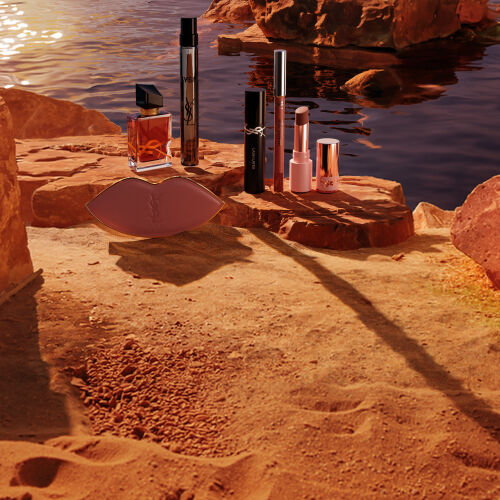 YSL-Make-up, Parfums und weiße Tasche in einer sonnigen Wuste.