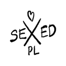 Handgeschriebenes „SEXED PL“-Logo mit einem Herz uber dem „X“, in einem weißen Kreis.
