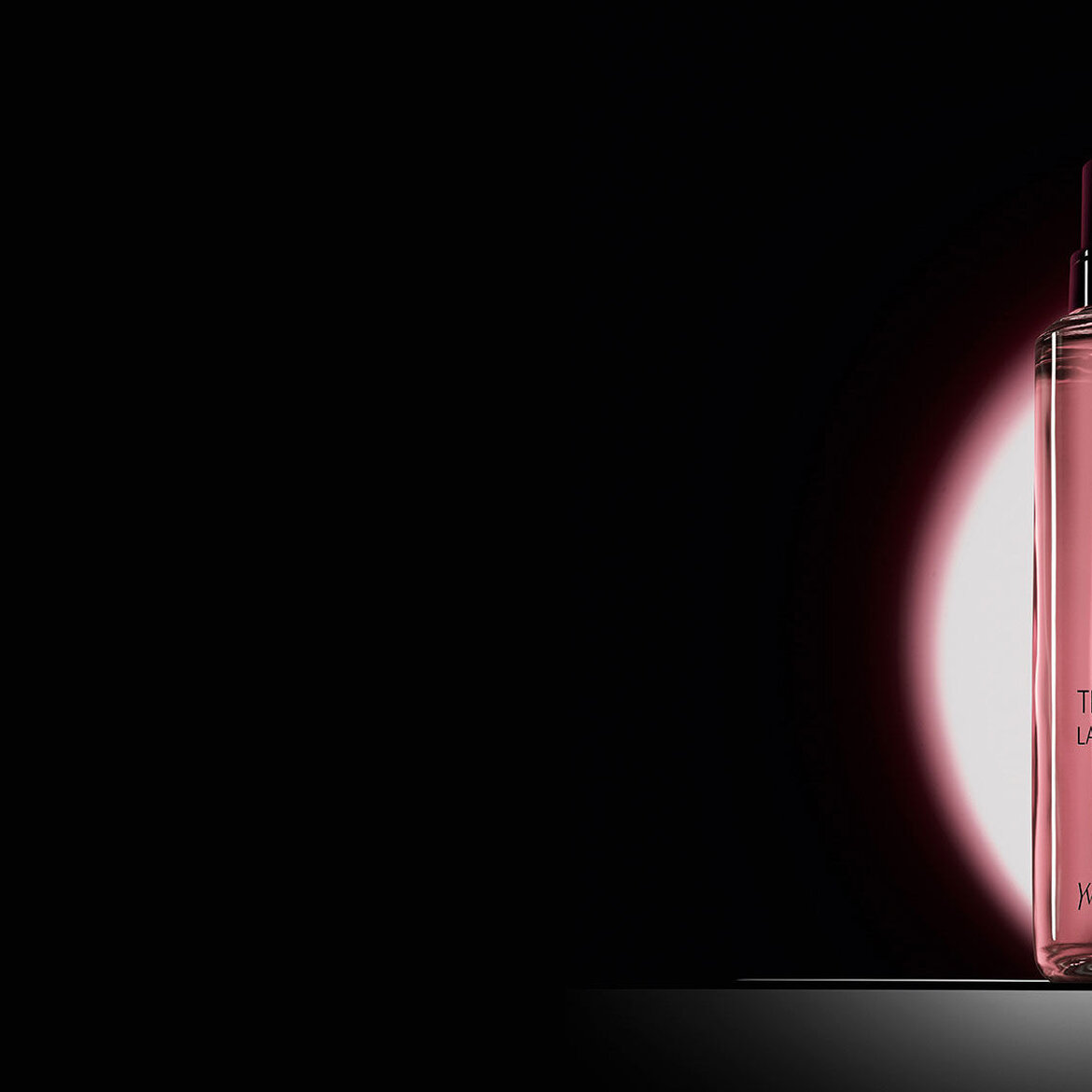 Black Opium Eau de Parfum Flakon neben der 100-ml-Glas-Nachfullflasche mit YSL-Logo.