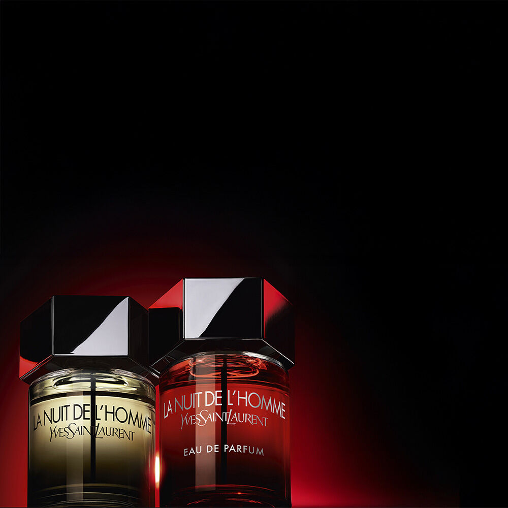 YSL La Nuit de l’Homme Flakons auf dunkelrotem Grund.