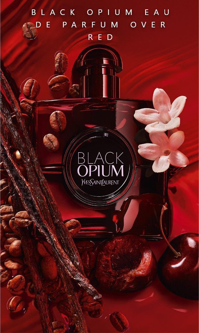 Ein schwarzer Parfumflakon mit der Aufschrift "Black Opium" von Yves Saint Laurent, umgeben von Kaffeebohnen, Vanillestangen und weißen Bluten auf einem roten Hintergrund.