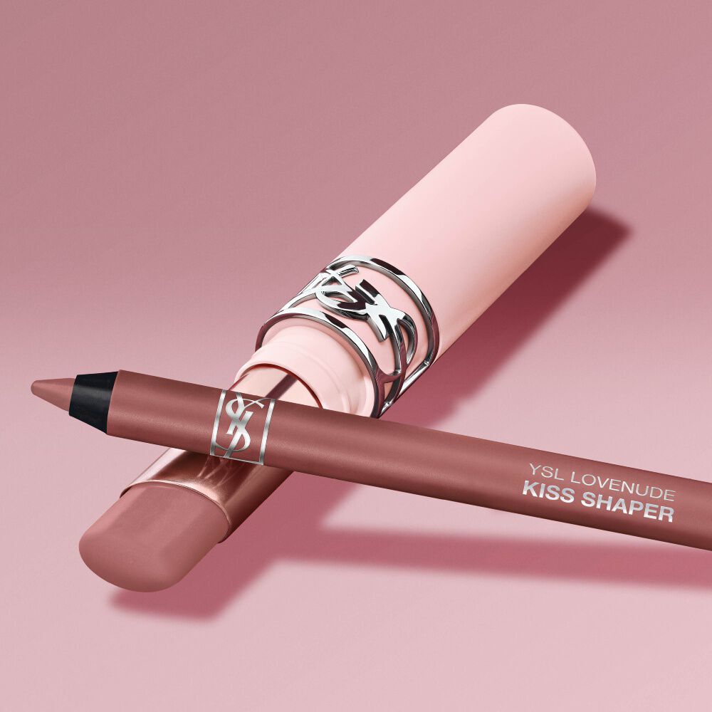 YSL LOVENUDE Kiss Shaper and Lip Blusher in Farbton 1, digitales Stillleben vor einem zartrosa Hintergrund.