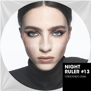 Ein farbiges Nahaufnahmeportrat einer Frau mit dunklem, glatt zuruckgekammtem Haar. Ihr Blick ist intensiv, betont durch dramatisches Augen-Make-up mit burgunderrotem Lidschatten und grafischem schwarzem Eyeliner. Ihre Lippen sind in einem naturlichen, glanzenden Ton gehalten. Sie tragt einen schwarzen Rollkragenpullover. Unten rechts im runden Bild zeigt eine schwarze rechteckige Einblendung „NIGHT RULER #13“ und „CRESCENDO DUSK“, was eine mysteriose und elegante Abendstimmung hervorruft, ahnlich einem Kollektionstitel oder Musikstuck.