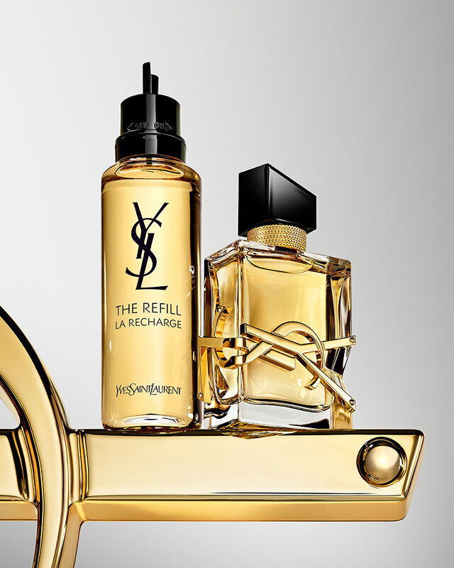 Libre Eau de Parfum Flakon und Nachfullflakon mit ubergroßem goldenen YSL-Logo.
