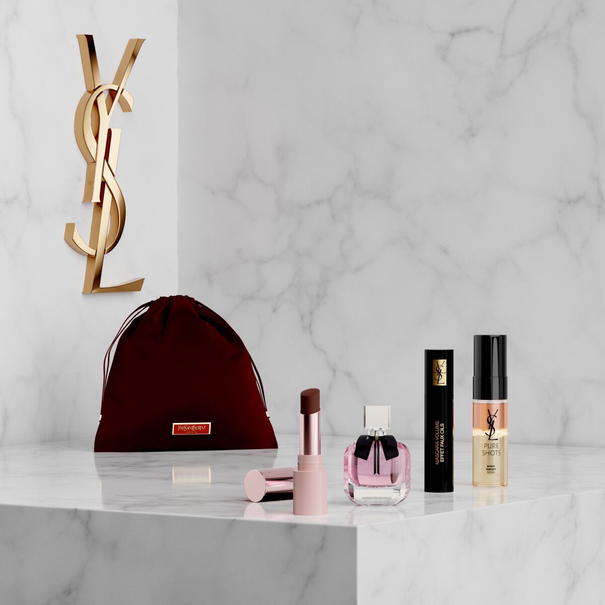 YSL-Beauty-Set mit rosa Taschchen, Lippenstift, Eyeliner, Mascara und Mini-Parfum auf einer Marmorablage.