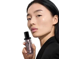 Wen, YSL Beauty Model, halt die Pure Shots Youth Reload Cream und hebt die hautstraffenden Eigenschaften hervor.