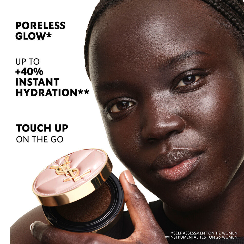 Model mit dunkler Haut halt YSL SKIN AFFAIR SOFT GLOW CUSHION. Makelloser Glow, +40 % Feuchtigkeit und unterwegs perfektionieren.