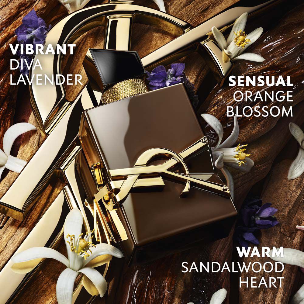 Die goldene YSL Cassandre ruht auf rohem Sandelholz, veredelt mit weißen Orangenbluten und Lavendel, begleitet von Text, der die Sinnlichkeit, Schwingung und Energie des Sandelholzes heraufbeschwort.