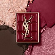 YSL Couture Mini-Clutch-Palette vor einem strukturierten Hintergrund aus schimmernden Lidschattenpigmenten in #1982 Burgundy Millesime.