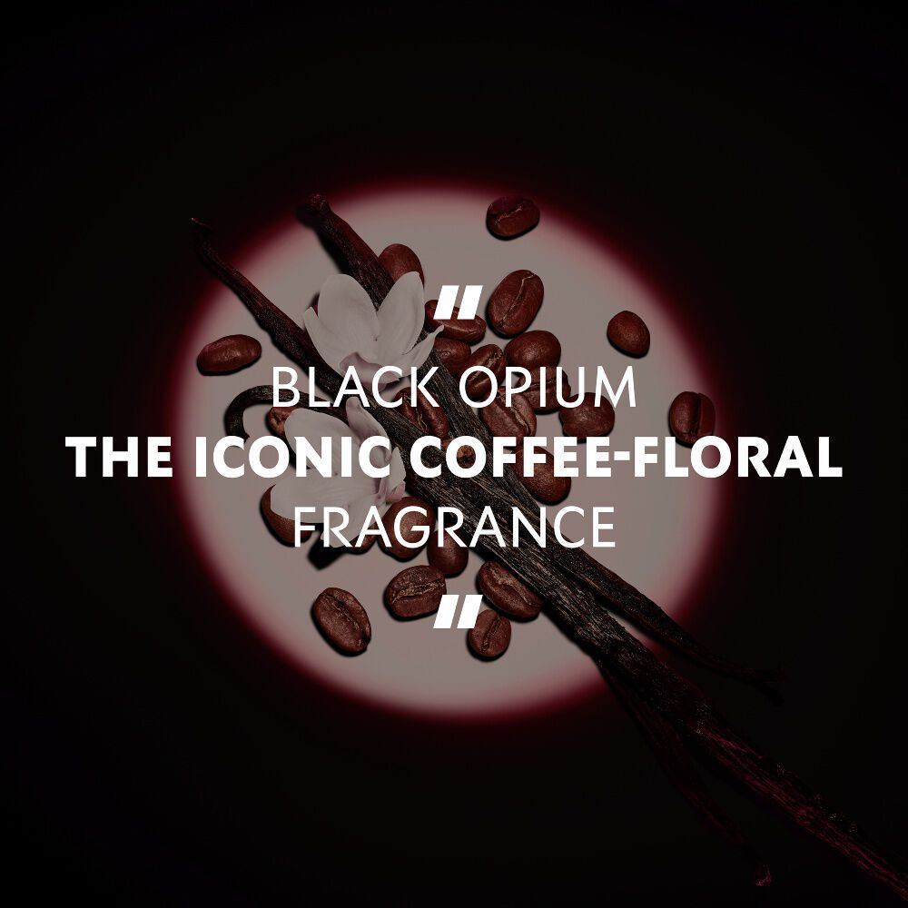 Vanilleschoten, weiße Bluten und Kaffeebohnen im Scheinwerferlicht mit dem Zitat: „BLACK OPIUM DER IKONISCHE KAFFEE-FLAT-DUFT.“