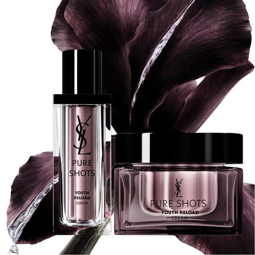 Zwei violette Hautpflegeprodukte mit dunklen Blumenbluten.