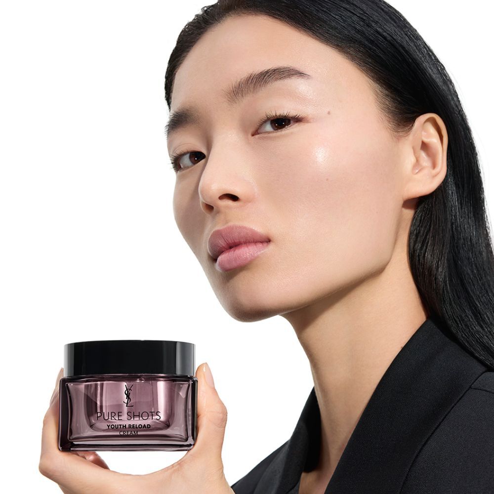 Wen, YSL Beauty Model, prasentiert die Pure Shots Youth Reload Cream und hebt die hauttransformierenden Eigenschaften hervor.