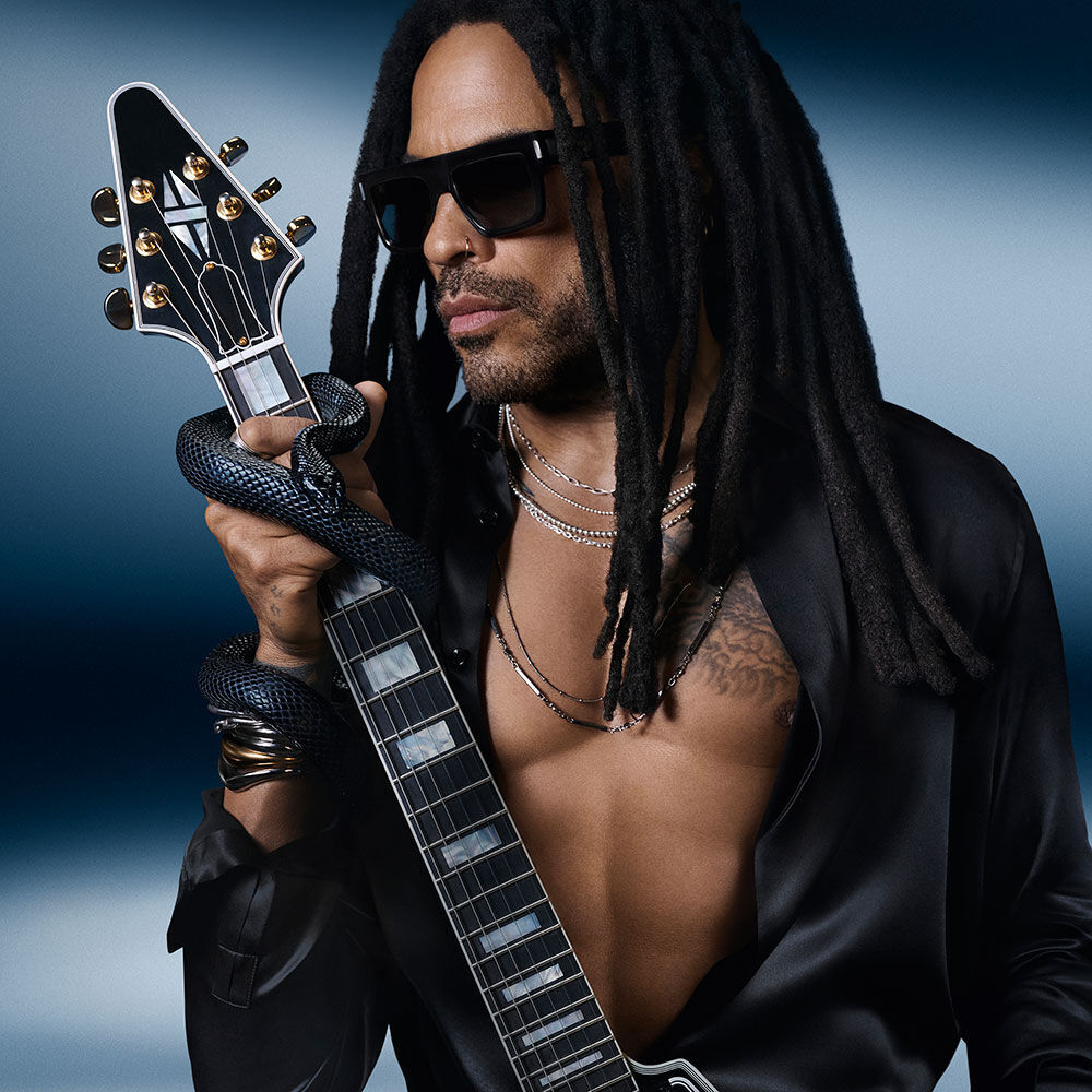 Lenny Kravitz, YSL Beauty-Botschafter, mit einer Gitarre und einer Schlange auf blauem Hintergrund.