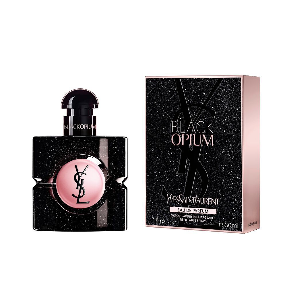 Black Opium Eau de Parfum Flakon neben seiner passenden schwarzen glitzernden Schachtel mit der YSL Cassandre.