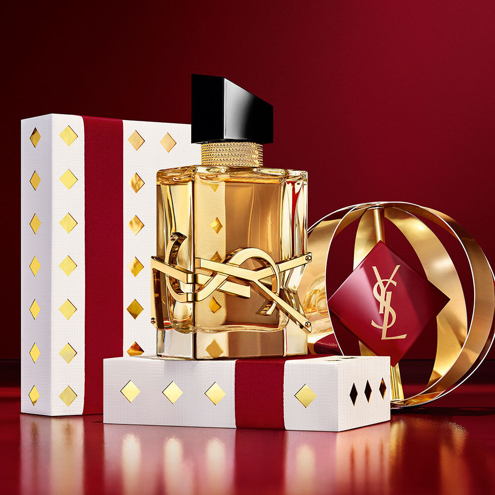 Ikone – der LIBRE-Duftflakon inmitten burgunderroter und goldener YSL-Geschenkboxen aus purem Luxus.