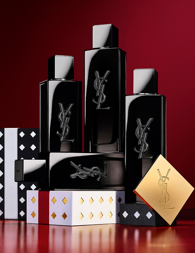 YSL MYSLF Eau de Parfum Flakons gestapelt auf schwarz-silbern gemusterten Holiday-Geschenkboxen.
