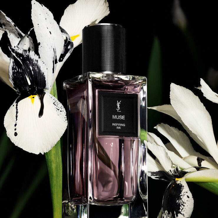 YSL Parfümflakon mit weißen Blüten und schwarzer Tinte.