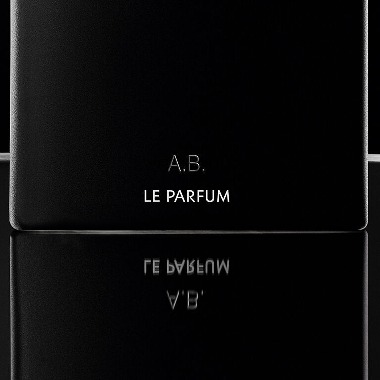 Nahaufnahme eines personalisierten YSL MYSLF Le Parfum Flakons mit der Gravur 'A.B.', die die Kunst des luxuriösen Schenkens zeigt.