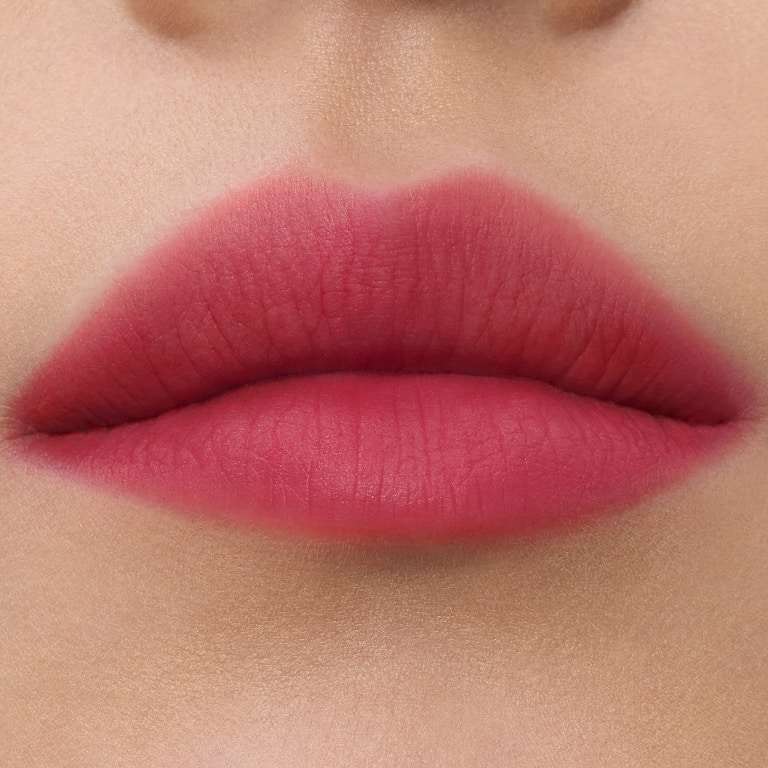 Nahaufnahme der Lippen-Applikation von YSL Smoked Blur Color Stains im Farbton #234 Berry Satisfaction.