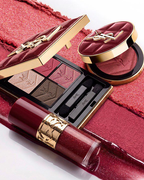 YSL Holiday-Make-up-Duo auf bordeauxfarbenen Texturstrichen mit Palette und Gloss