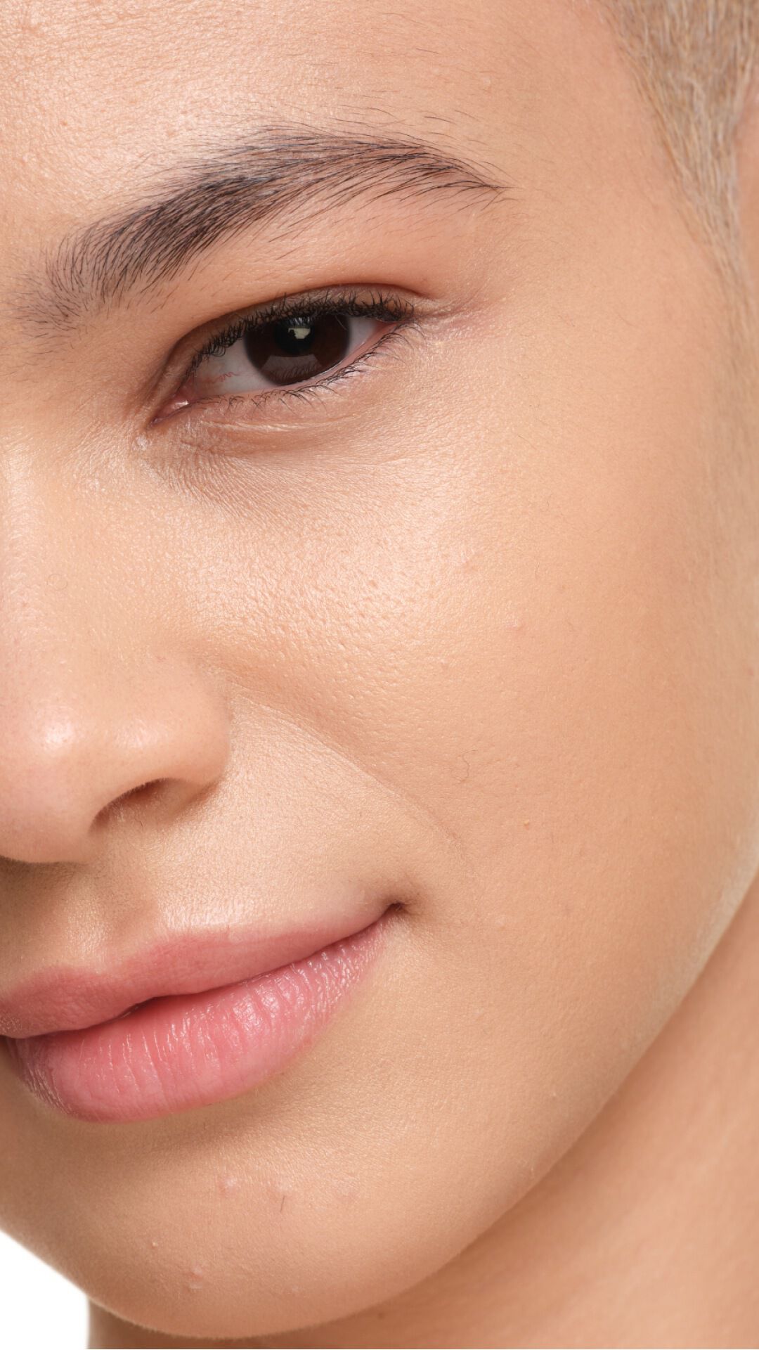 YSL SKIN AFFAIR FOUNDATION auf einem hellen Hautton. Extremer Zoom zeigt das strahlende, glatte und natürlich wirkende Soft-Glow-Finish.