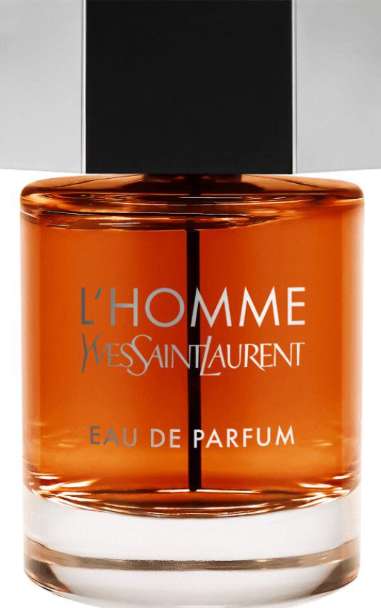 Ein Flakon des Duftes Yves Saint Laurent L'Homme Eau de Parfum mit klarem Glaskörper, satt bernsteinfarbener Flüssigkeit und einem silbernen sechseckigen Verschluss.