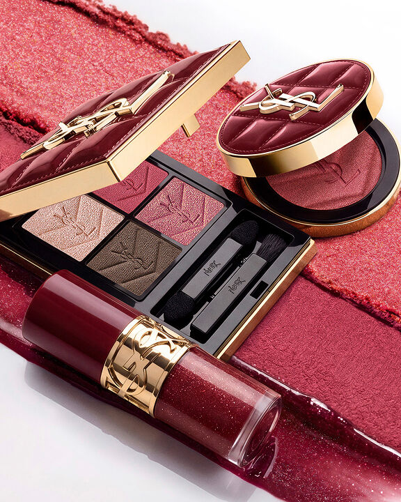 YSL Festtags-Make-up-Duo auf burgunderfarbenen Texturstrichen mit Palette und Gloss