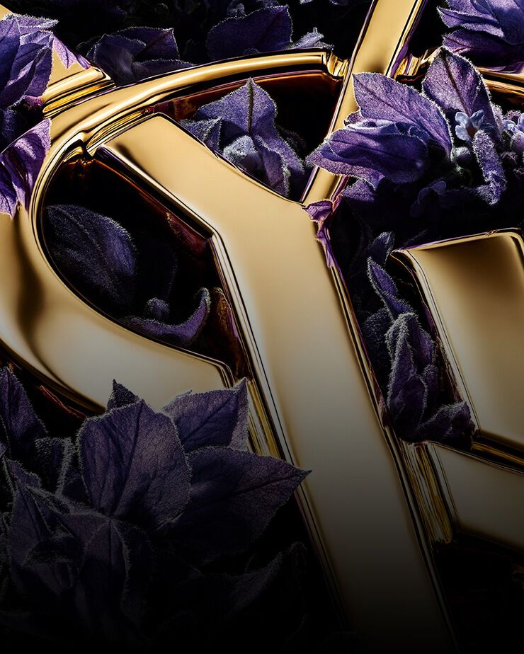 Nahaufnahme der goldenen YSL Cassandre und des violetten Diva Lavender. 
