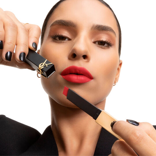 Hand zeigt einen YSL Lippenstift mit quadratischer Spitze in zartem Rosa an der Wange.