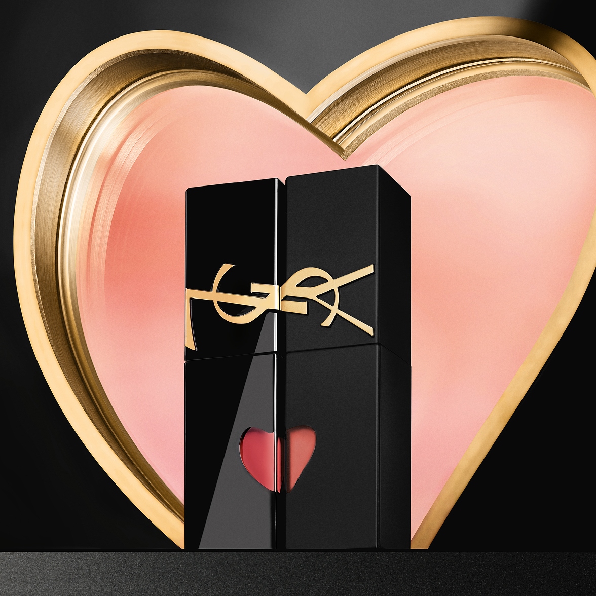 Zwei Models, die YSL The Inks Vinyl Cream & Blur auftragen, zeigen nebeneinander glänzende und weich-matte Lippenfinishs.