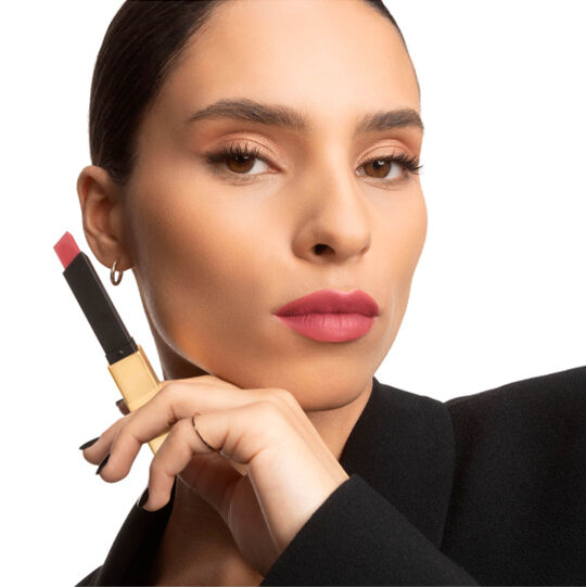 Zwei Hände präsentieren YSL Lippenstifte mit quadratischer Spitze, einer offen, einer geschlossen.
