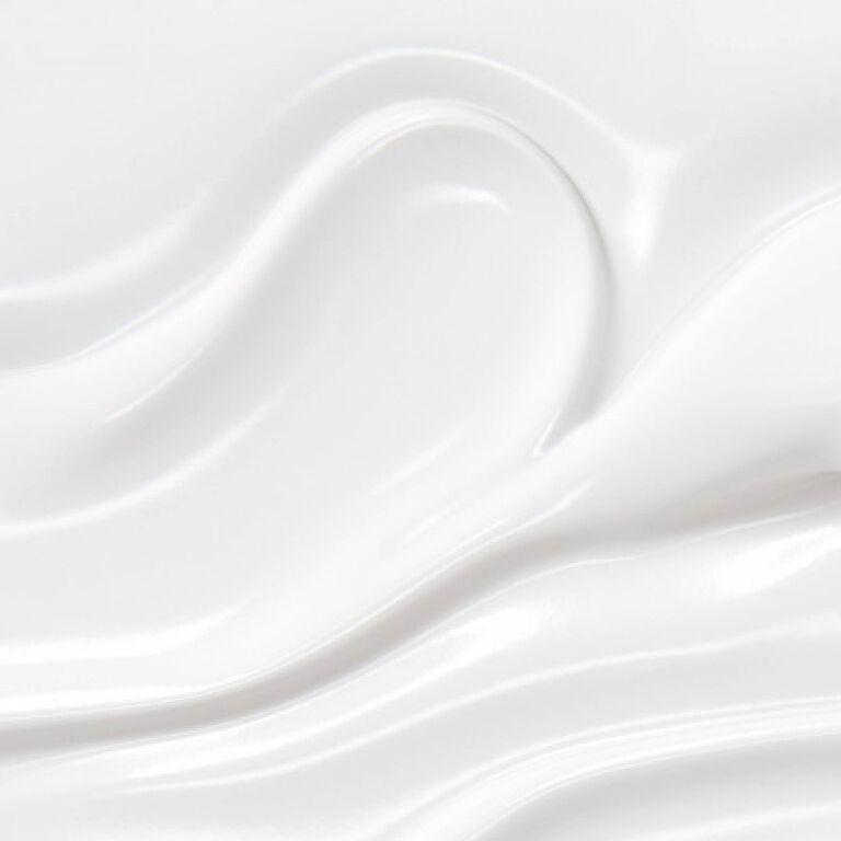 YSL Pure Shots Eye Reboot Cream, eine Nahaufnahme ihrer glatten, luxuriösen weißen Textur, die deren Reichhaltigkeit betont.