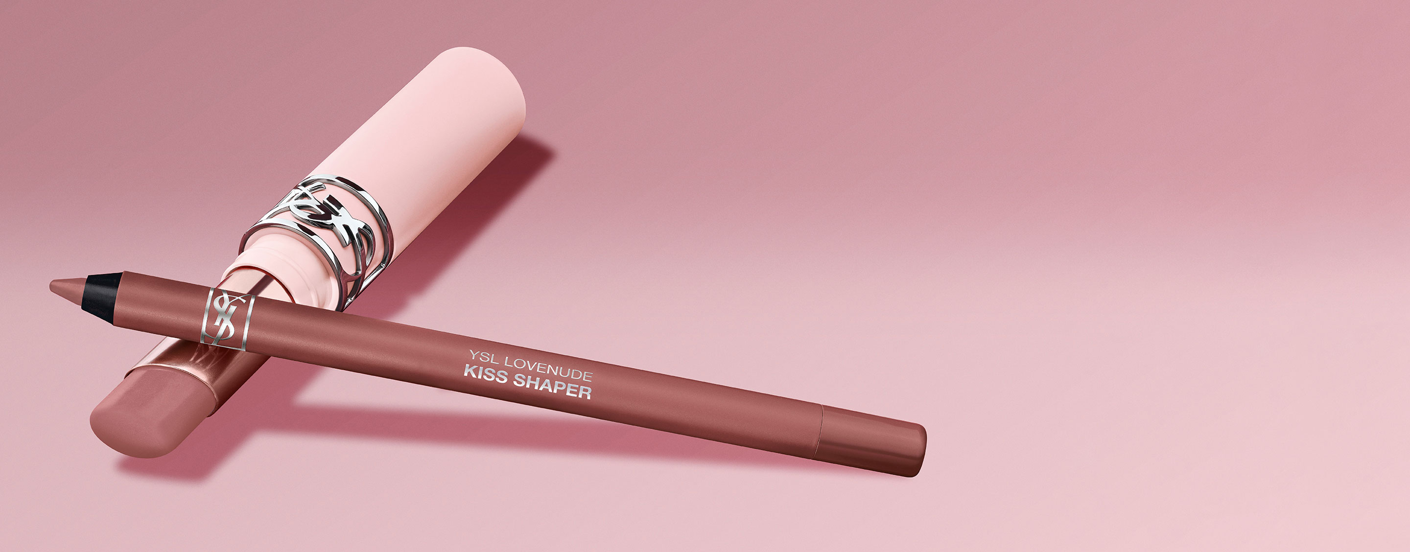 YSL Kiss Shaper Lippenkonturenstift und passendes Lippenprodukt auf rosa Hintergrund.