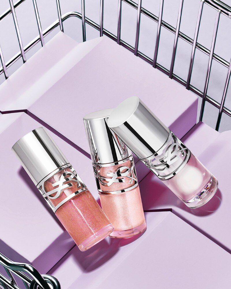 Drei YSL Loveshine in den Nuancen 10, 11 und 12, präsentiert auf violetten Blöcken.