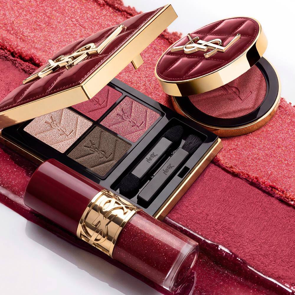 YSL Holiday-Make-up-Duo auf bordeauxfarbenen Texturstrichen mit Palette und Gloss