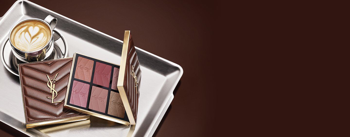 YSL Fall Drop Latte-Make-up-Kollektion mit Loveshine Lip Oil, Face Palette und Make Me Blush sowie einer Tasse Kaffee auf einem silbernen Tablett